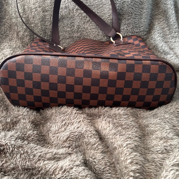 Large Louis Vuitton purse - Picture 10 of 12